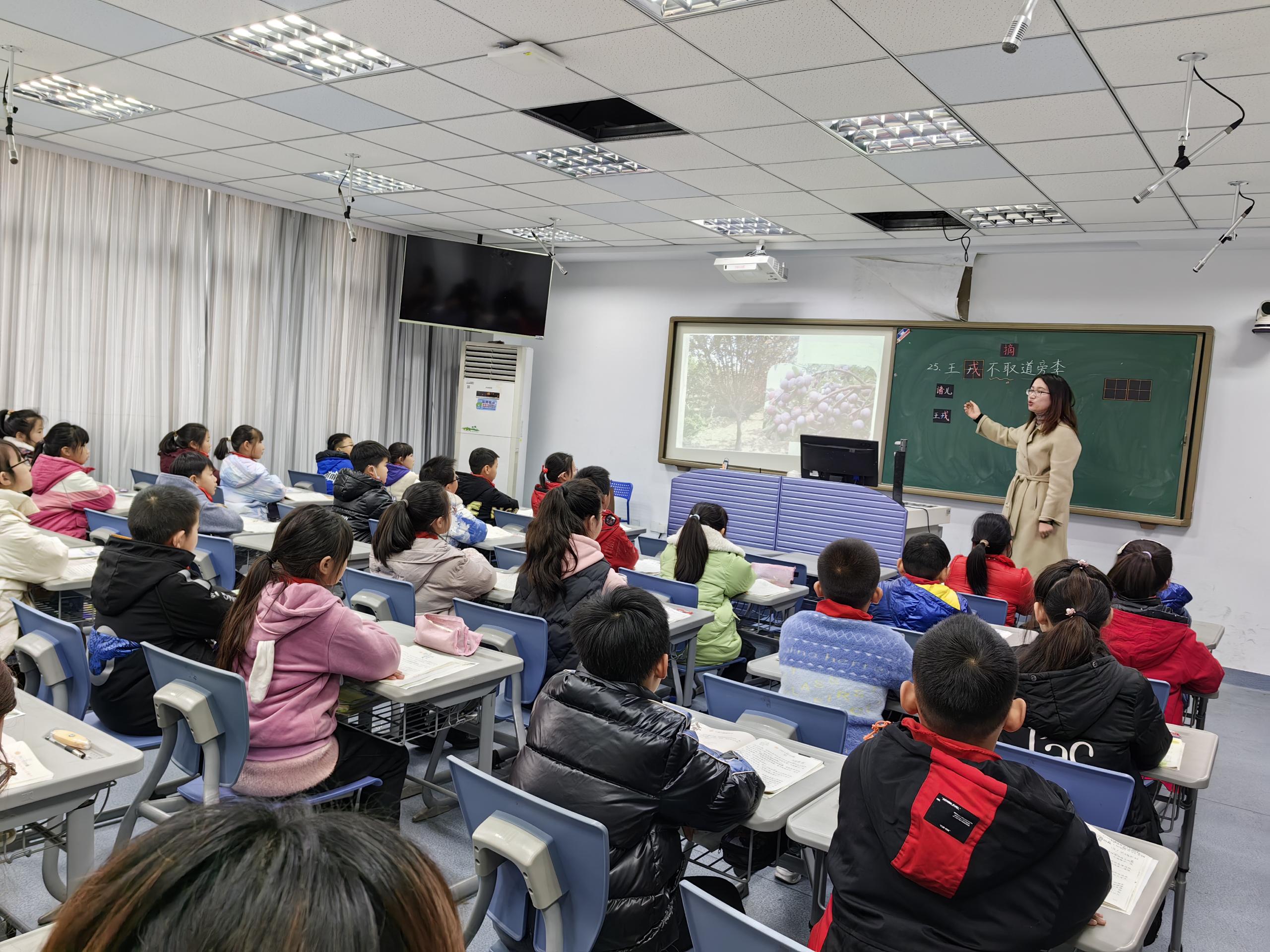 D:\教务资料\戴立祥\2022-2023学年第一学期\送教活动\送课报道\3ee9ec51a06e7b155c6bf445bcd0b7ae.jpg