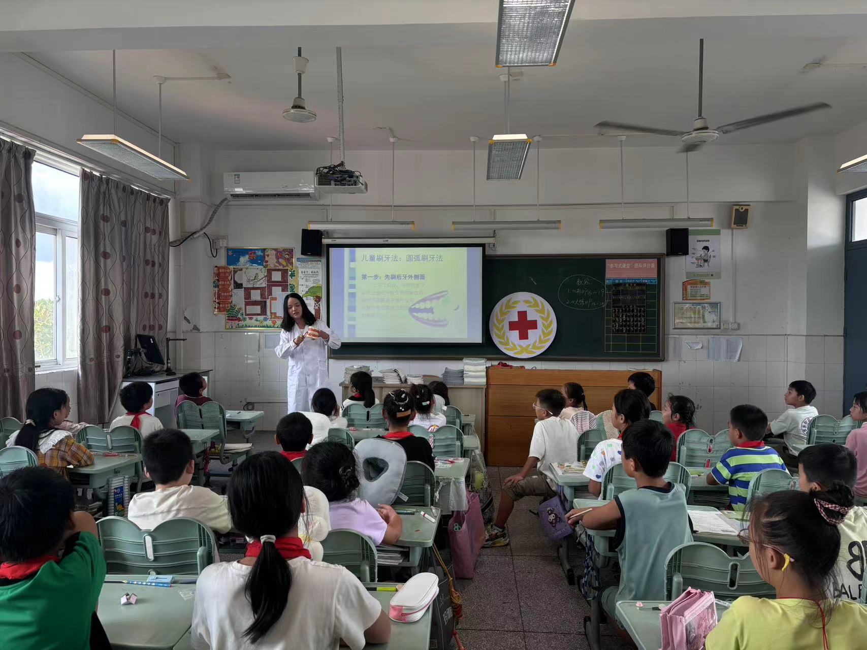 南京市江宁区土桥中心小学红十字会开展“全国爱牙日”宣传活动照片3.jpg